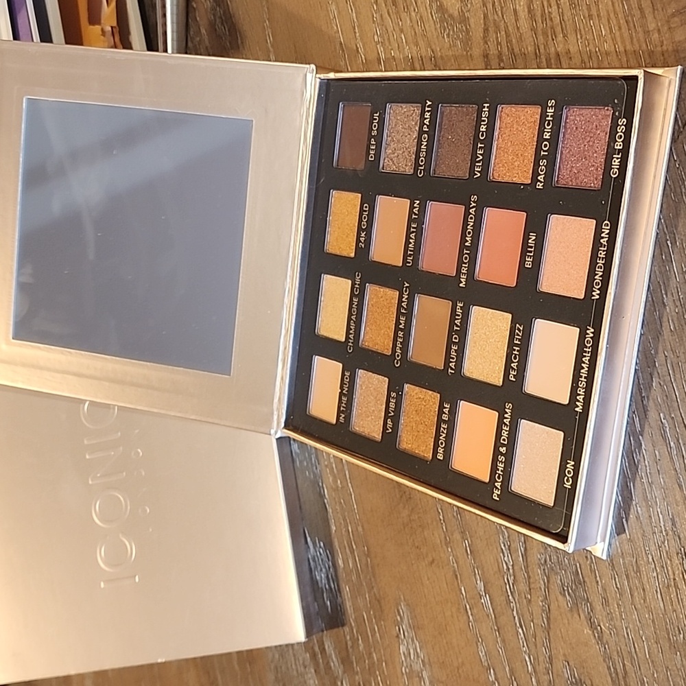 Iconic Day to Slay Eyeshadow Palette